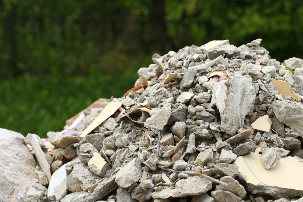 Jak prawidłowo utylizować odpady budowlane?